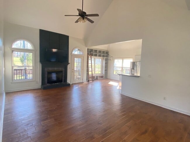 Building Photo - Coming Soon! Great home near the lake and ...