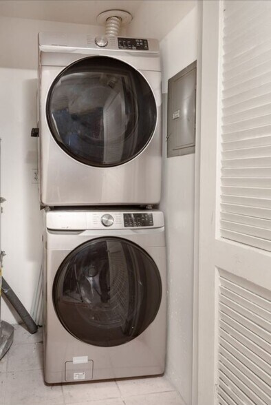 Building Photo - 525 N Orange Dr