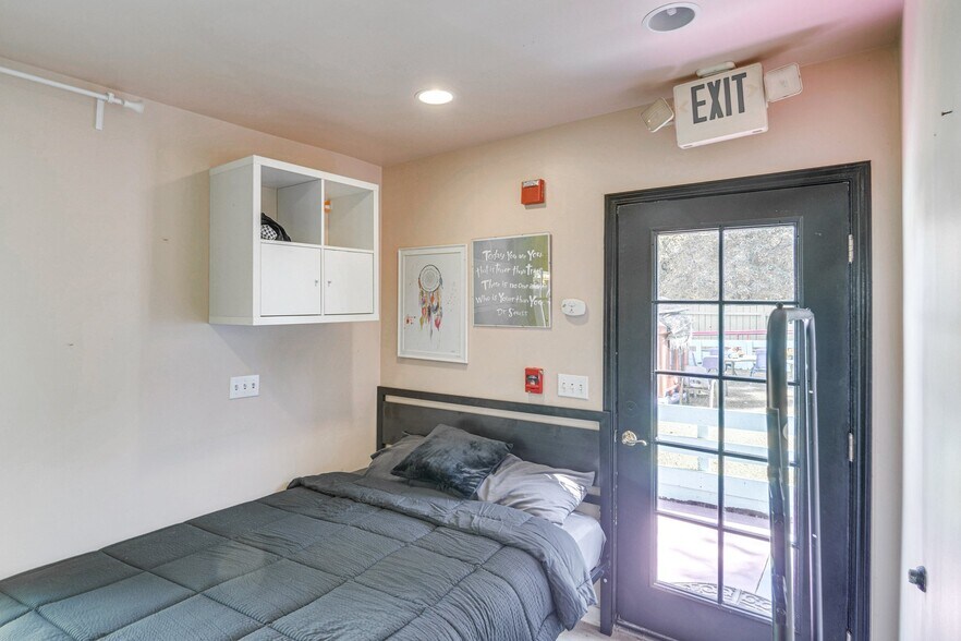 Building Photo - 3863 Broadlawn Dr