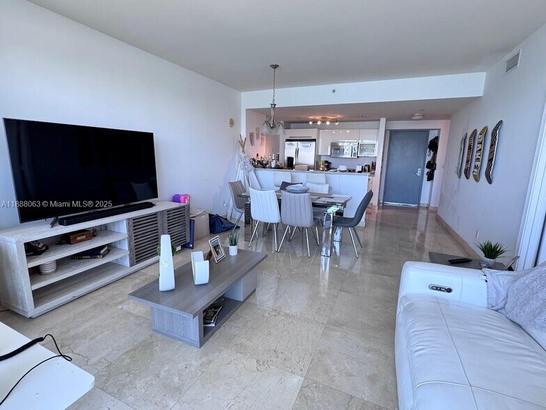 Building Photo - 601 NE 36th St