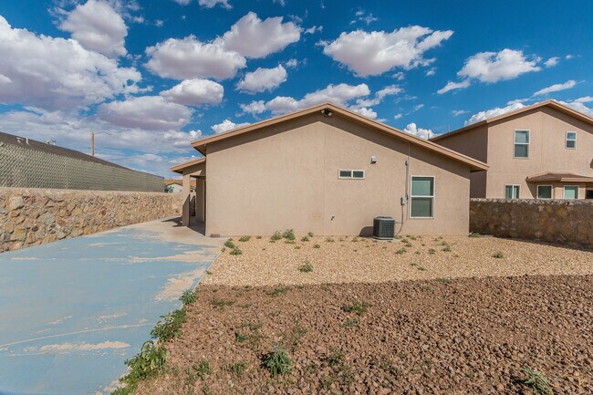 Building Photo - 3 bedroom 2 bath home in Northeast El Paso (nearby Fort Bliss)