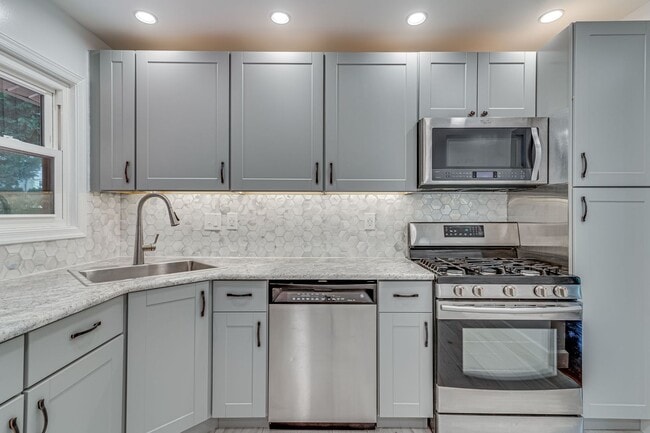 Building Photo - Charming 3+ BR single family home availabl...