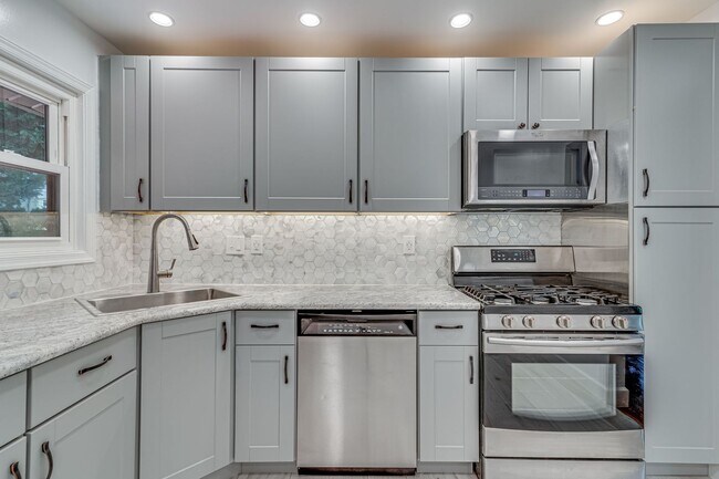 Building Photo - Charming 3+ BR single family home available now