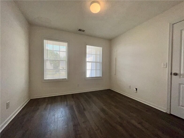 Building Photo - 324 White Oak Way