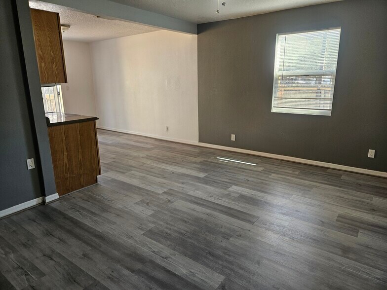 Building Photo - 3710 E Flora St