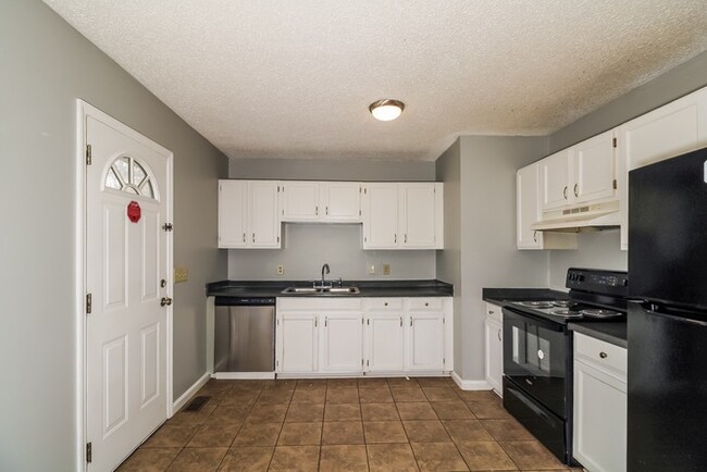 Building Photo - Classic 4 Bedroom in Columbia