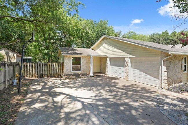 Building Photo - 2218 Bahama Rd