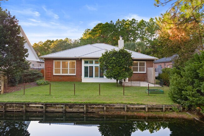 Building Photo - 255 Cll Escada