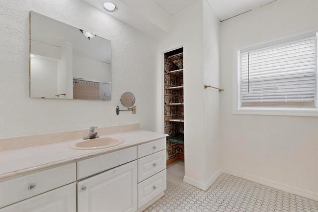 Building Photo - 4140 Normandy Ave