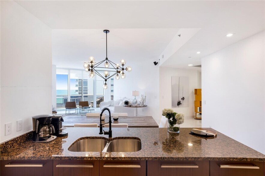 Building Photo - 15901 Collins Ave