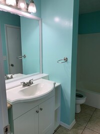 Building Photo - Cute 2 bedroom 1 1/2 bath townhome Conveni...