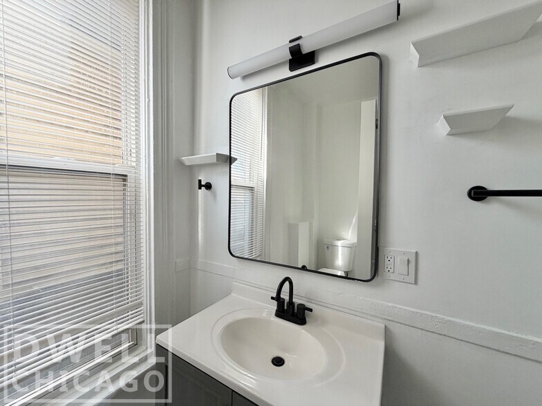 Building Photo - 1362 N Bosworth Ave
