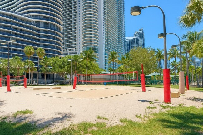 Building Photo - 1900 N Bayshore Dr