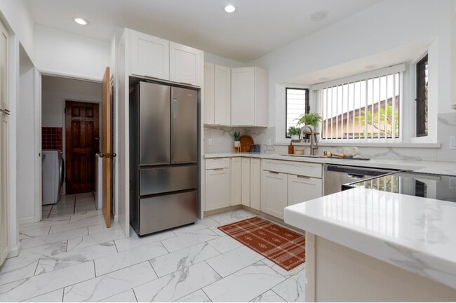 Building Photo - Beautiful Home in Royal Summit