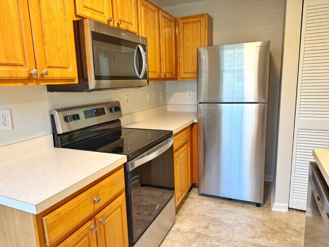 Building Photo - Las Palmas One-Bedroom townhouse with garage