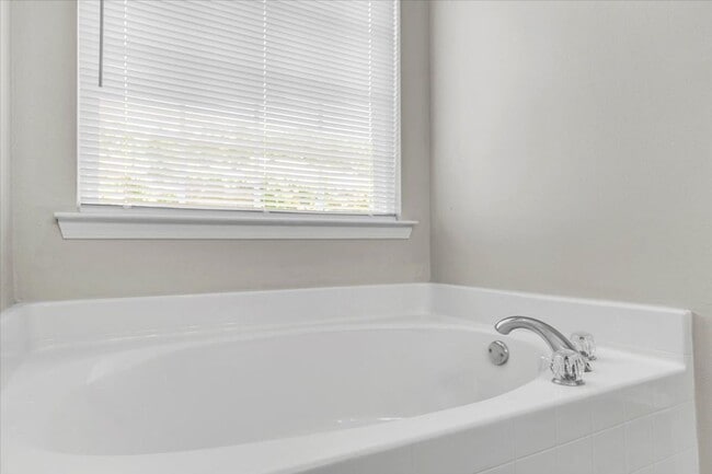 Building Photo - Perfectly Located 3 Bed, 2 Bath Home in Li...