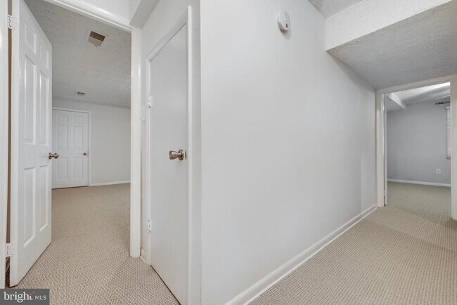 Building Photo - 9622 Cinnamon Creek Dr