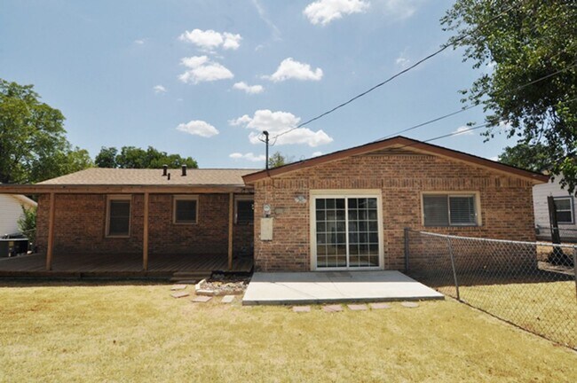 Building Photo - 5229 Ira St