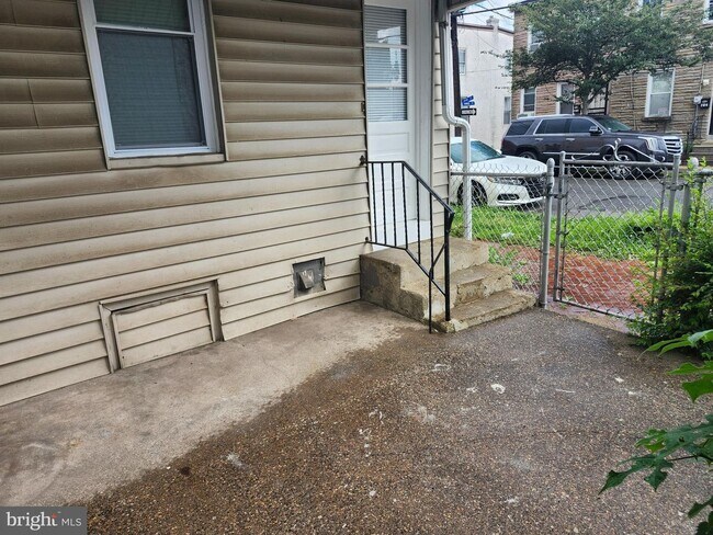 Building Photo - 555 Roberts St