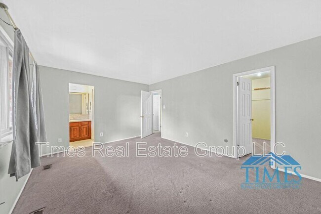Building Photo - 704 Worthington Dr