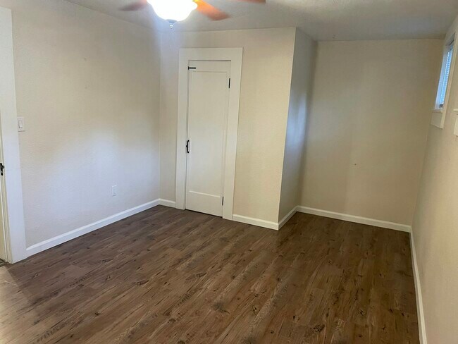 Building Photo - 254 E 4th Ave