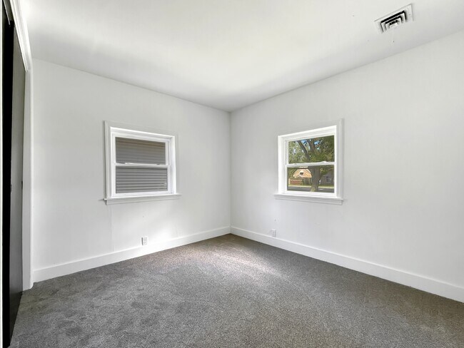 Building Photo - 3044 Hickory Grove Ave