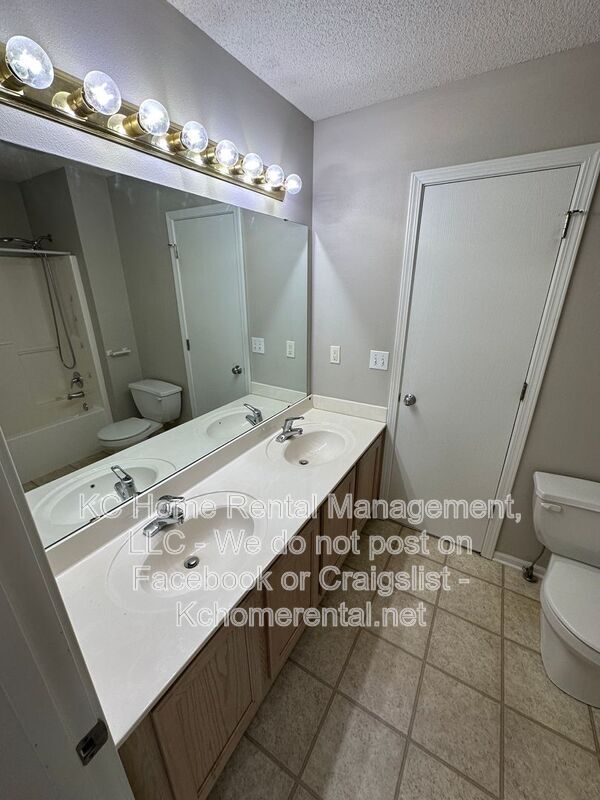 Building Photo - 8042 N Elmwood Ave