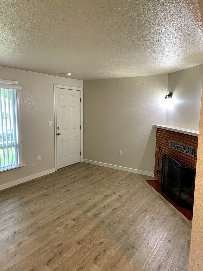 Building Photo - 2 Bdrm, 1 bath, 832sf home in Spanaway