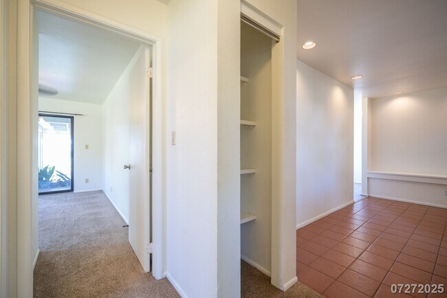 Building Photo - Beautiful and Large 3 bedroom 2.5 bath SFH...