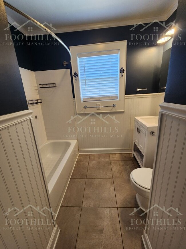 Building Photo - 709 E Calhoun St