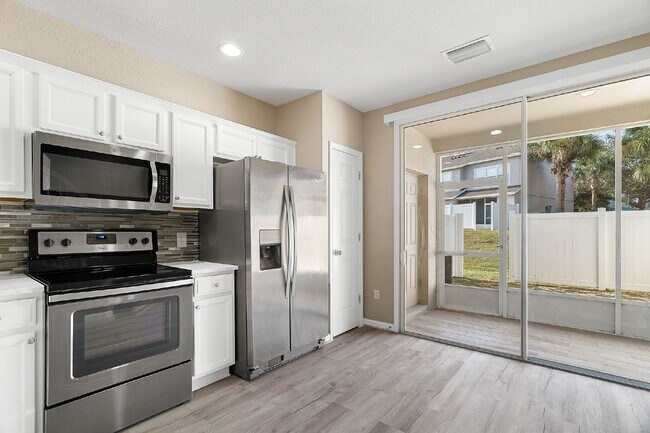 Building Photo - **NEWLY REMODELED ** MAINTENANCE FREE TOWNHOME/ NO APPLICATION FEES**