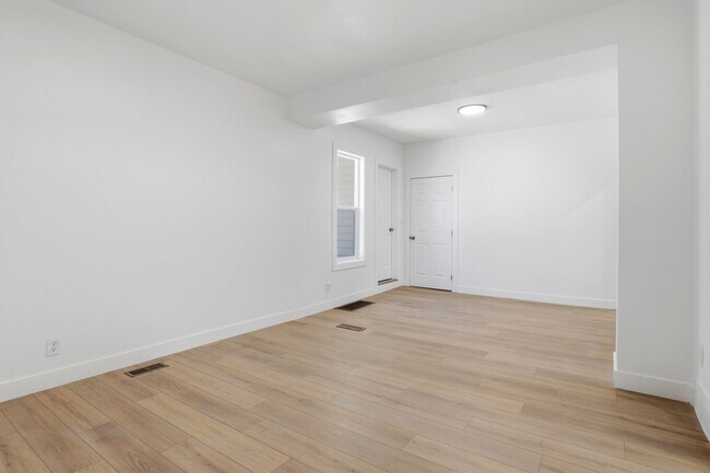 Building Photo - 823 S 1000 E