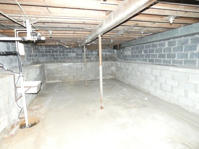Building Photo - Beautiful Duplex in North Kansas City!