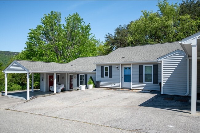 Building Photo - 2 Bed, 2 Bath Renovated Townhouse – Single-Level Living – $1,800/month
