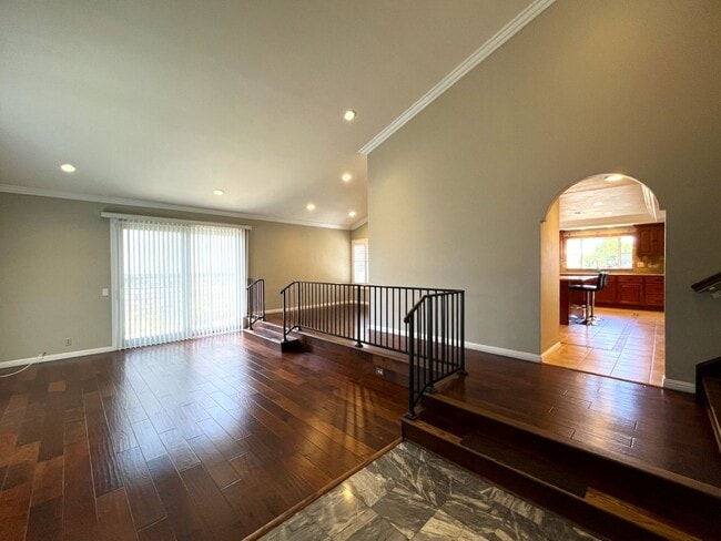 Building Photo - 4 bed, 3 bath located in Anaheim!