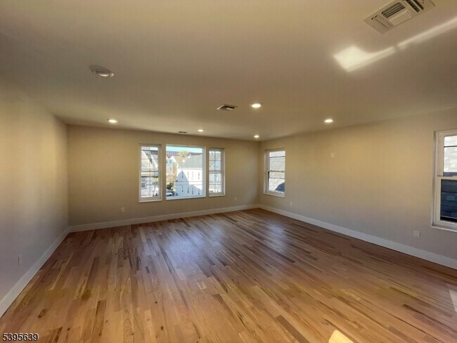 Building Photo - 119-121 Lewis St