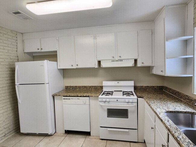 Building Photo - 606 Chaseville St