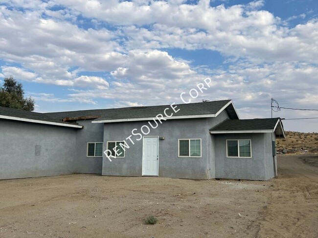 Primary Photo - 4 Bedroom, 2 Bath Duplex for Rent in Barstow