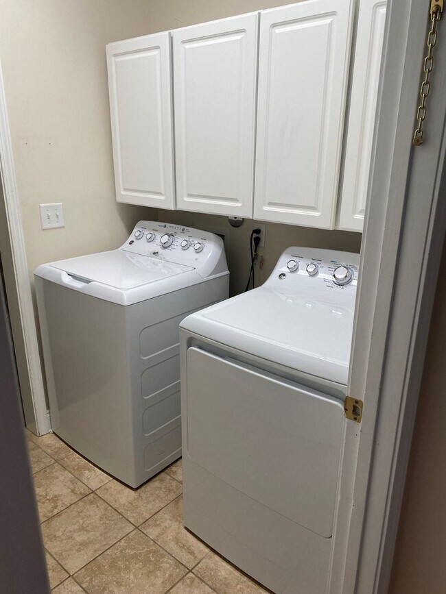Building Photo - 4 bedroom/3 bathroom in Cypress Island community, minutes from Carolina Beach!