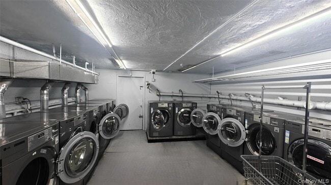 Building Photo - 66-04 Grand Central Pkwy