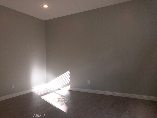 Building Photo - 21 Streamwood-