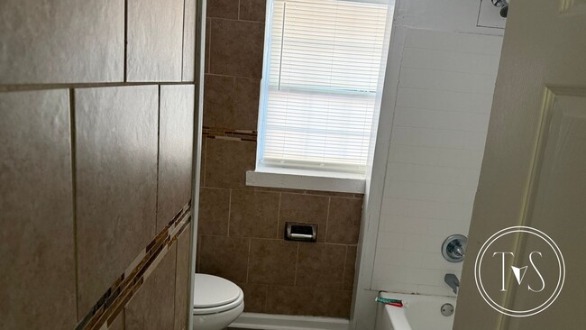 Building Photo - RATE DROP ALERT! (was $1600/month) and WINTER MOVE-IN SPECIAL: $750 OFF 1st MONTH'S RENT!**