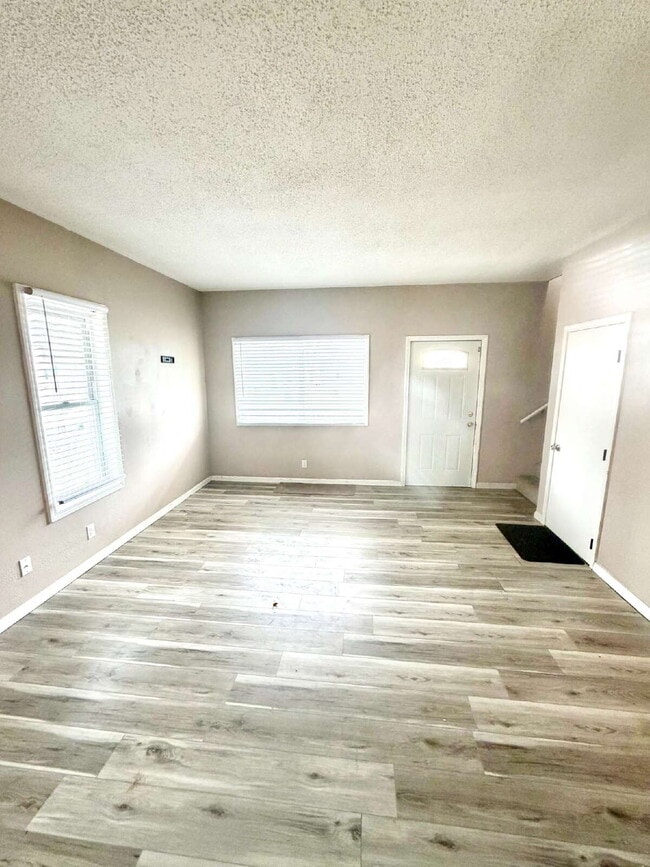 Building Photo - 3 Bedroom, 1 Full Bath