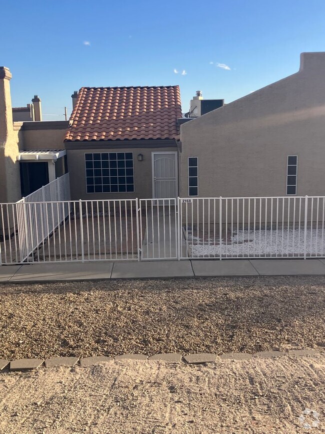 Building Photo - TOWN HOME FOR RENT WITH GARAGE.