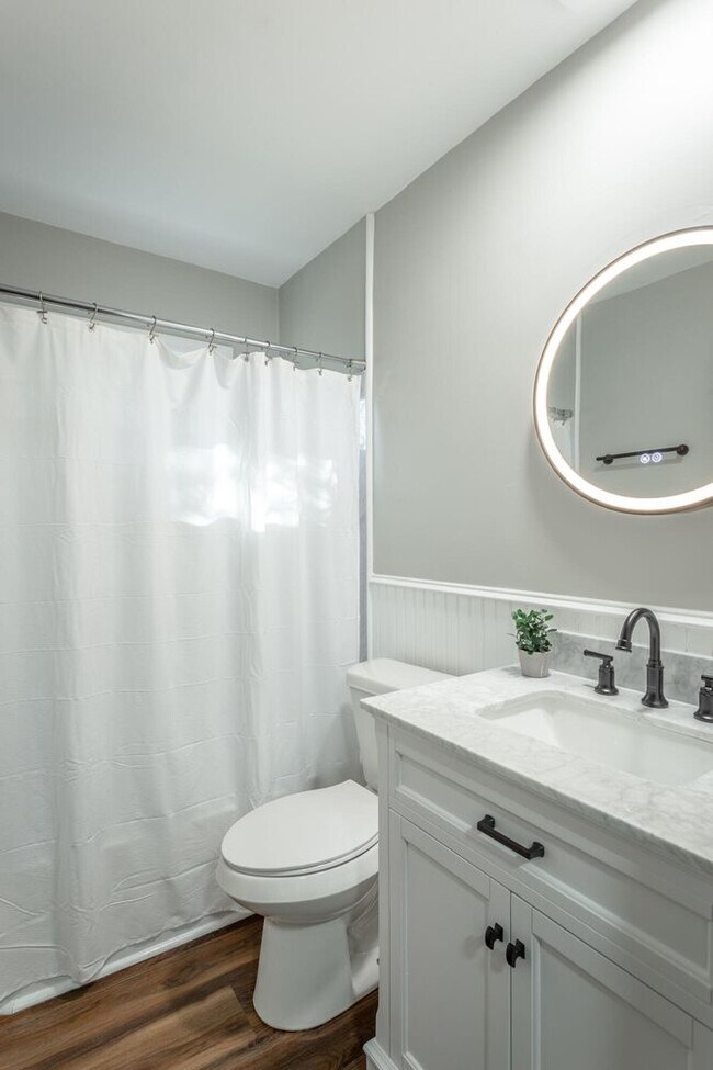 Hall bath - 3474 Lockwood Cir