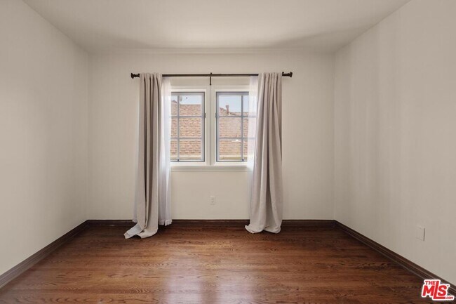 Building Photo - 10707 Wellworth Ave