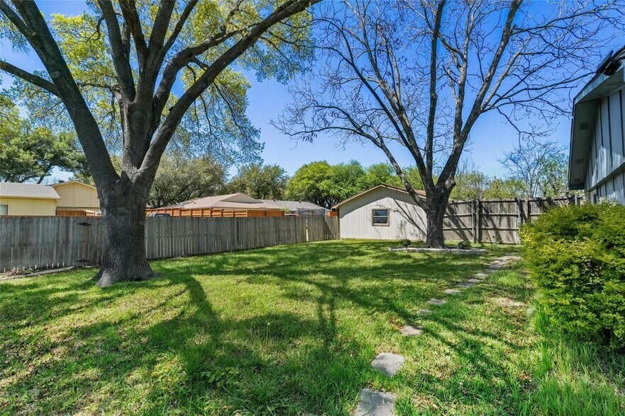 Building Photo - 1637 Dell Oak Dr