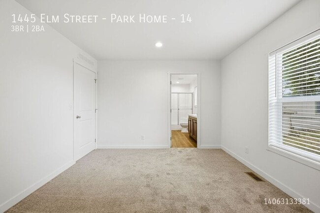 Building Photo - 1445 Elm St