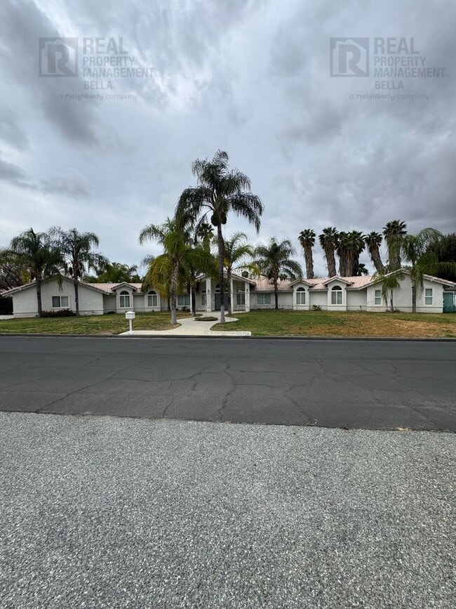 Building Photo - Luxury Living Awaits: Stunning 4-Bedroom Cul-de-Sac Retreat with Pool & Spa in Hemet!