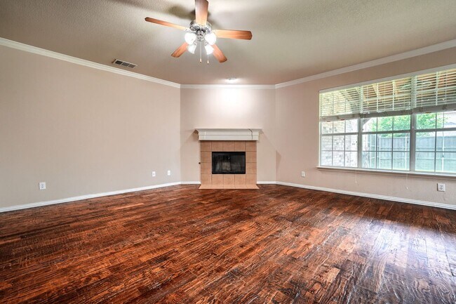 Building Photo - 5 Bedroom Home with Brand-New Carpet in Grayhawk | 3-Car Garage | Frisco ISD | Game Room